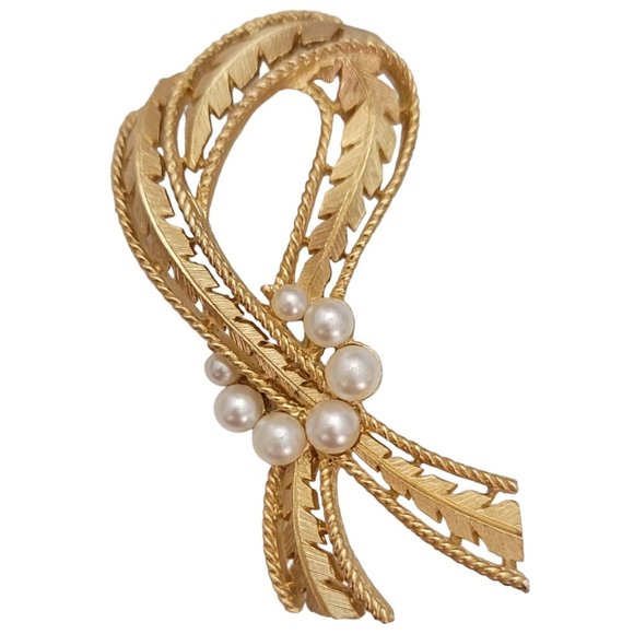 Trifari Crown Over T Gold Tone Faux Pearl Leafy Ribbon Knot Textured Brooch E122 - Picture 1 of 10